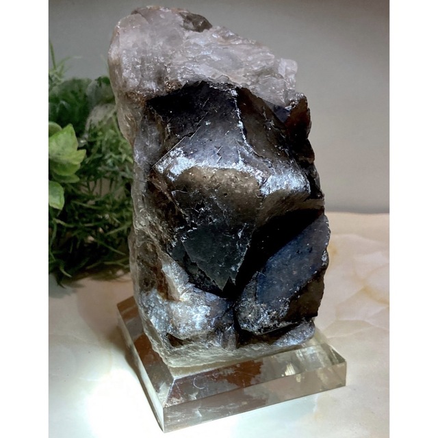 トライゴーニック ✨ 虹入り　モリオン　黒水晶　原石　ラフストーンのサムネイル