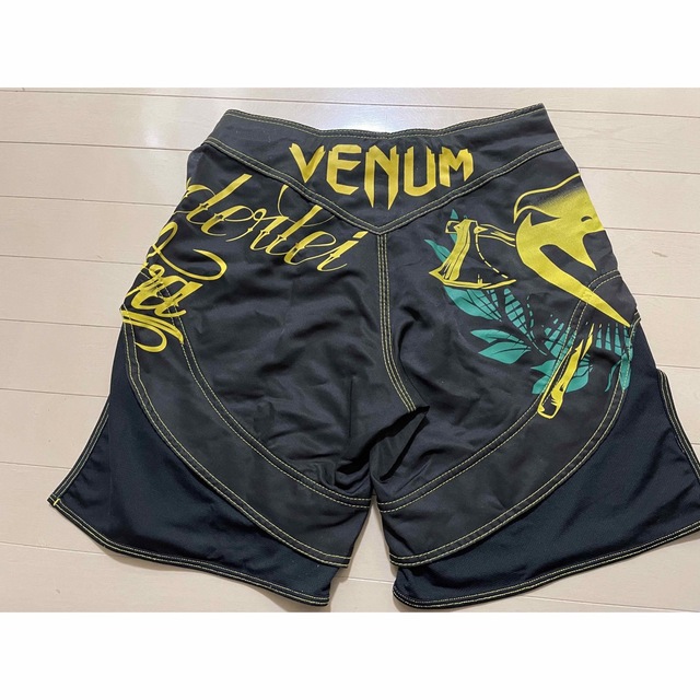 《VENUM》ムエタイスタイル！ファイトショーツ スポーツ/アウトドアのトレーニング/エクササイズ(トレーニング用品)の商品写真