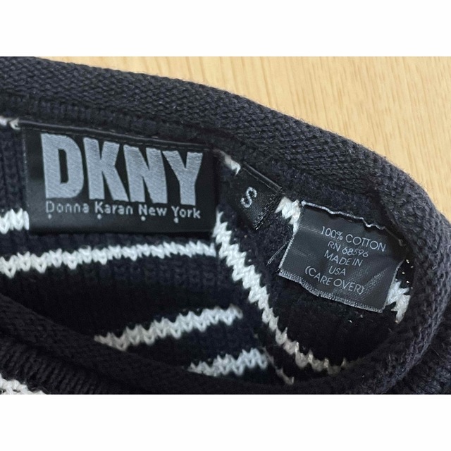 DKNY(ダナキャランニューヨーク)の希少　made in USA DKNY ダナキャラン　白黒ボーダー柄　ニット メンズのトップス(ニット/セーター)の商品写真