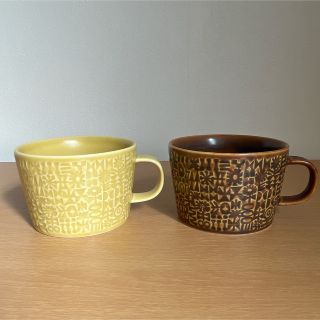 イデー(IDEE)のBIRDS WORDS PATTERNED MUG バーズワーズ　マグカップ(食器)