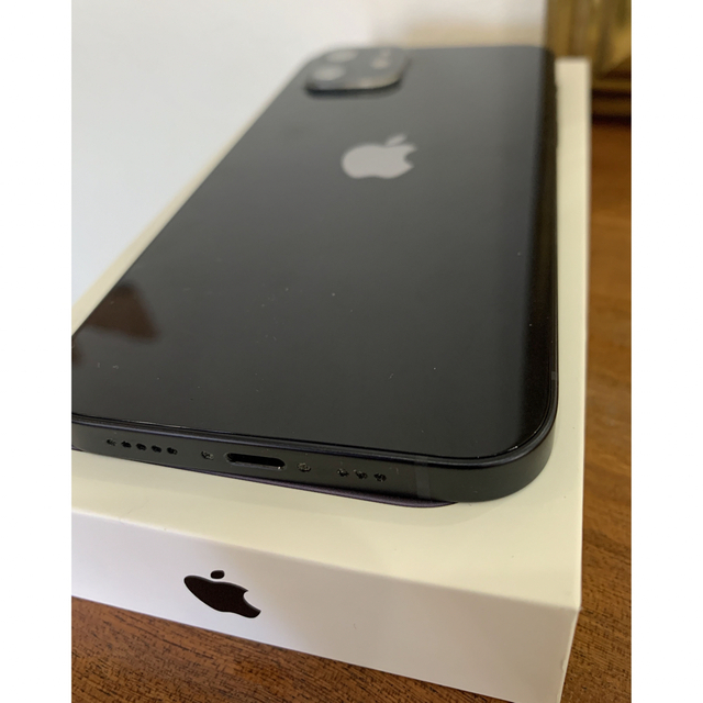 Apple(アップル)の美品！iPhone 12 ブラック 64 GB SIMフリー スマホ/家電/カメラのスマートフォン/携帯電話(スマートフォン本体)の商品写真