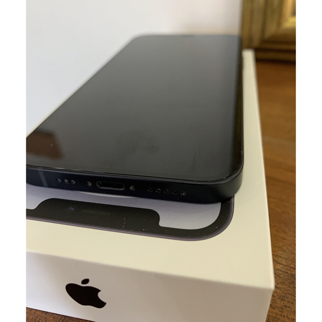 Apple(アップル)の美品！iPhone 12 ブラック 64 GB SIMフリー スマホ/家電/カメラのスマートフォン/携帯電話(スマートフォン本体)の商品写真