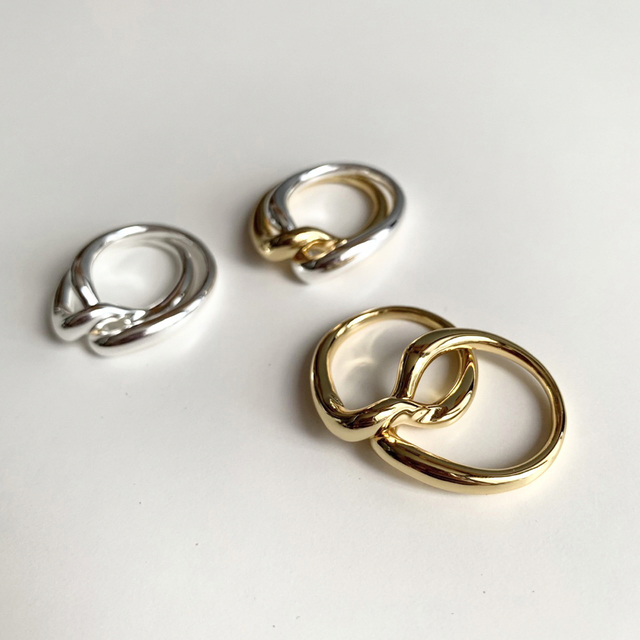 ダブルリング　ウェーブ　ツインリング　ゴールド＆シルバー レディースのアクセサリー(リング(指輪))の商品写真