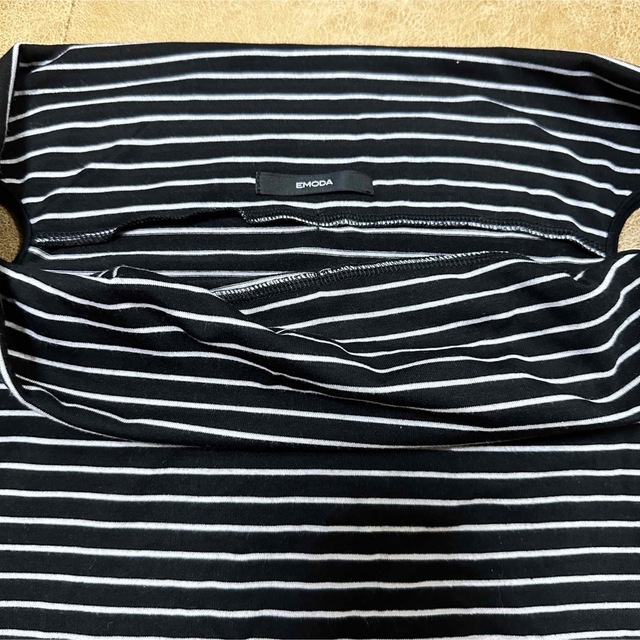 EMODA(エモダ)の肩出しトップス　薄手　夏服　レディース レディースのトップス(Tシャツ(半袖/袖なし))の商品写真