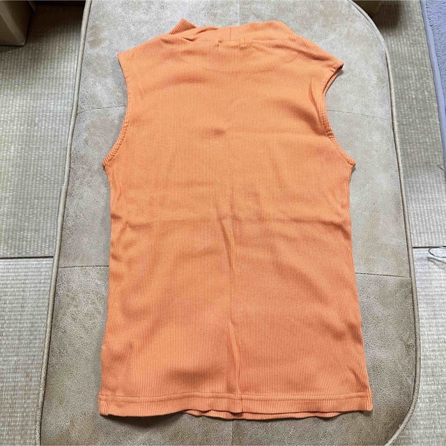 BROWNY(ブラウニー)のタンクトップ　オレンジ　ニット生地　サマーシャツ　レディース レディースのトップス(タンクトップ)の商品写真