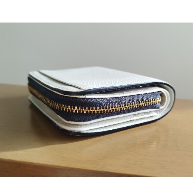 Epoi(エポイ)のEpoi shiki ラウンドファスナー二つ折り財布　こおり レディースのファッション小物(財布)の商品写真