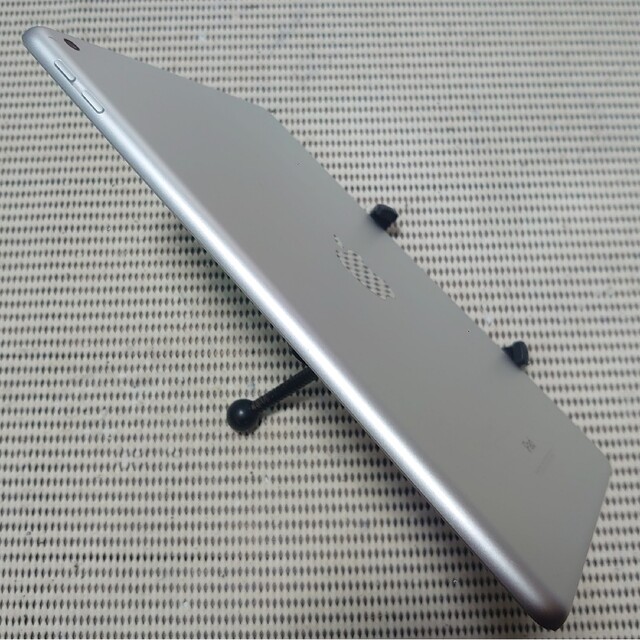 iPad - 完動品液晶無傷iPad第5世代(A1822)本体32GBシルバーWi-Fiモデル ...