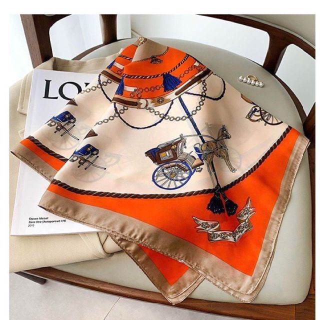 橙 シルク サテン ホース柄 大判　スカーフ バンダナ ヘアアクセ チャーム レディースのファッション小物(バンダナ/スカーフ)の商品写真