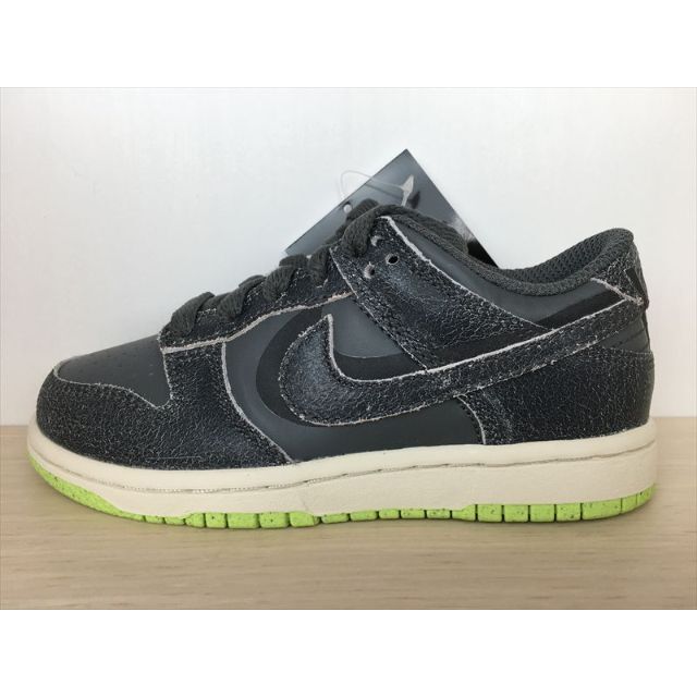 NIKE(ナイキ)のナイキ ダンクLOW SE PS 靴 ジュニア 17,5cm 新品 (1490) キッズ/ベビー/マタニティのキッズ靴/シューズ(15cm~)(スニーカー)の商品写真