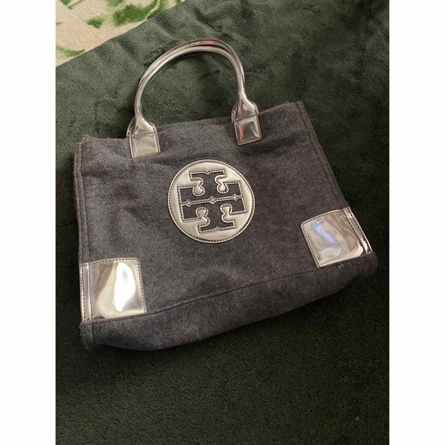 Tory Burch(トリーバーチ)の限定値下げ美品トリーバーチフェルトバック　グレー レディースのバッグ(ハンドバッグ)の商品写真