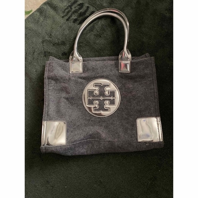 Tory Burch(トリーバーチ)の限定値下げ美品トリーバーチフェルトバック　グレー レディースのバッグ(ハンドバッグ)の商品写真