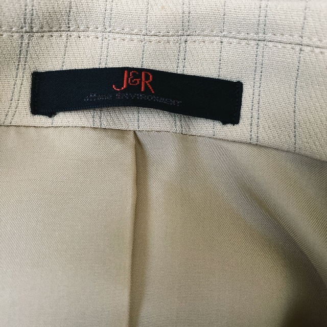 J&R(ジェイアンドアール)のJ&R ストライプ　ベージュ　パンツスーツ レディースのフォーマル/ドレス(スーツ)の商品写真