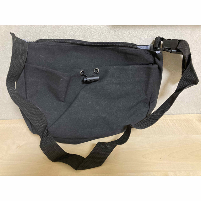 人気 黒 ブラック ニュースペーパーバッグ、 メッセンジャーバッグ 韓国！ メンズのバッグ(メッセンジャーバッグ)の商品写真