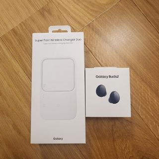 ギャラクシー(Galaxy)のGalaxy急速ワイヤレス充電器&Buds2　新品未開封(ヘッドフォン/イヤフォン)