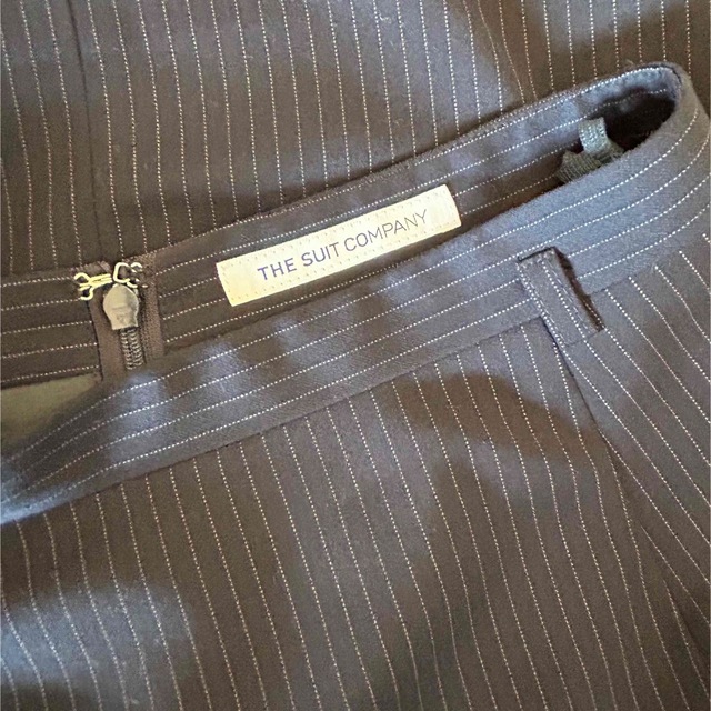 THE SUIT COMPANY(スーツカンパニー)のザ・スーツカンパニーシー スカートセットアップスーツ　ストライプ　 紺　36  レディースのフォーマル/ドレス(スーツ)の商品写真
