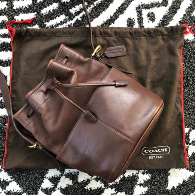 COACH(コーチ)のUSA製 オールドコーチ 品番 4151 ブラウン ショルダーバッグ 巾着レザー レディースのバッグ(ショルダーバッグ)の商品写真