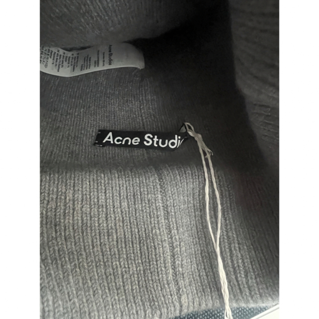 Acne Studios(アクネストゥディオズ)の新品　Acne Studios ニットビーニー　ウール　帽子　FACEパッチ メンズの帽子(ニット帽/ビーニー)の商品写真