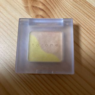 コスメキッチン(Cosme Kitchen)のto/one トーン ペタルアイシャドウ 03 ゴールドイエロー(アイシャドウ)