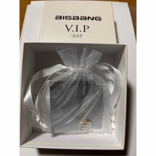 SWAROVSKI(スワロフスキー)のBIGBANG V.I.Pシート限定 スワロフスキーネックレス エンタメ/ホビーのCD(K-POP/アジア)の商品写真