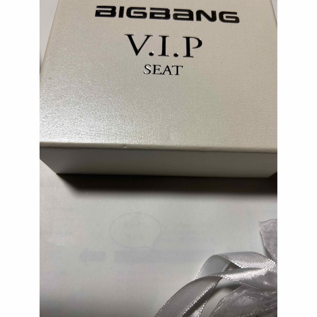 SWAROVSKI(スワロフスキー)のBIGBANG V.I.Pシート限定 スワロフスキーネックレス エンタメ/ホビーのCD(K-POP/アジア)の商品写真