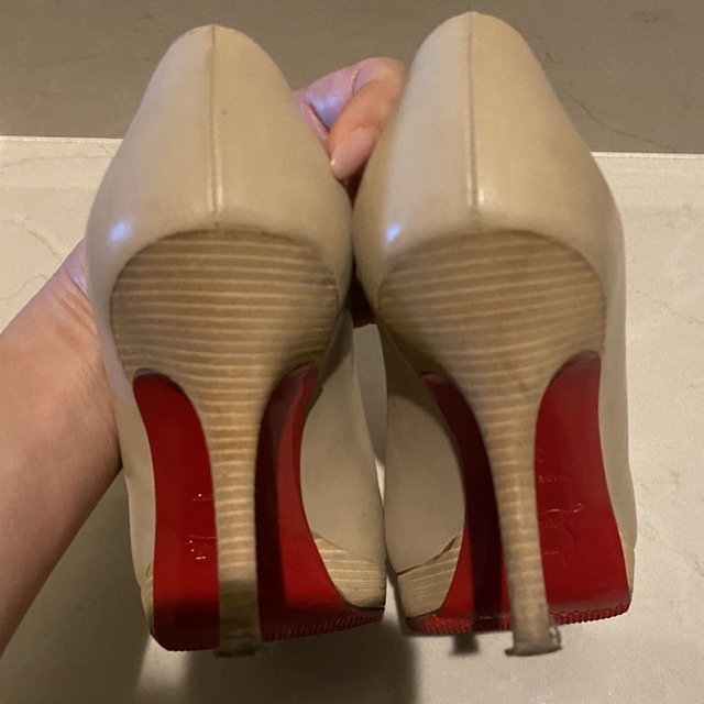 Christian Louboutin(クリスチャンルブタン)のルブタン　ベージュパンプス レディースの靴/シューズ(ハイヒール/パンプス)の商品写真