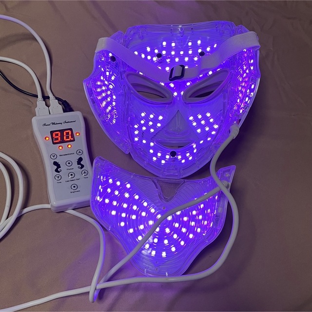 LED 美顔器　7色ライト　アンチエイジング　ニキビ スマホ/家電/カメラの美容/健康(フェイスケア/美顔器)の商品写真