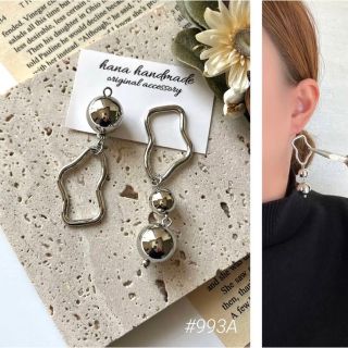 #993A シルバー 大ぶり アシンメトリー ハンドメイド ピアス イヤリング(ピアス)