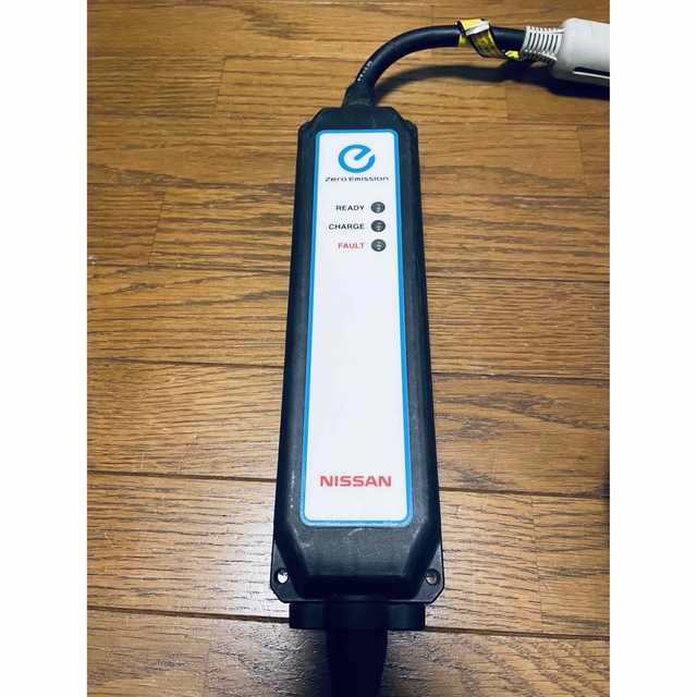 美品　日産リーフ充電ケーブル 3NK5E  284