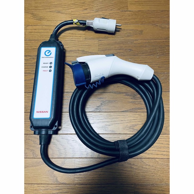 美品　日産リーフ充電ケーブル 3NK5E  284