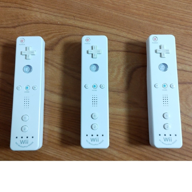 Wii(ウィー)のwiiリモコン モーションプラス　3本セット エンタメ/ホビーのゲームソフト/ゲーム機本体(その他)の商品写真