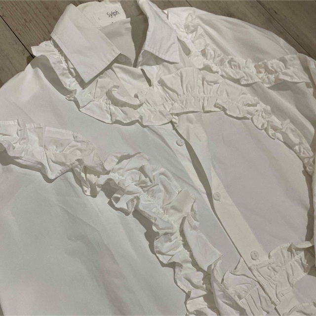 ZARA(ザラ)のフリルシャツワンピース 白シャツ シャツトップス レディースのトップス(シャツ/ブラウス(長袖/七分))の商品写真