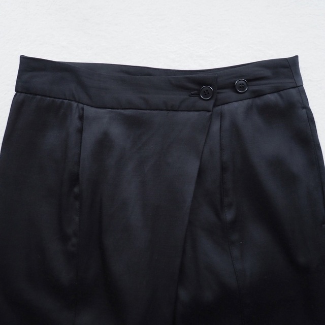 loin(ロワン)のHerato ヘルト 井川遥 サテンパンツ ブラック 黒 サイズ2 レディースのパンツ(カジュアルパンツ)の商品写真
