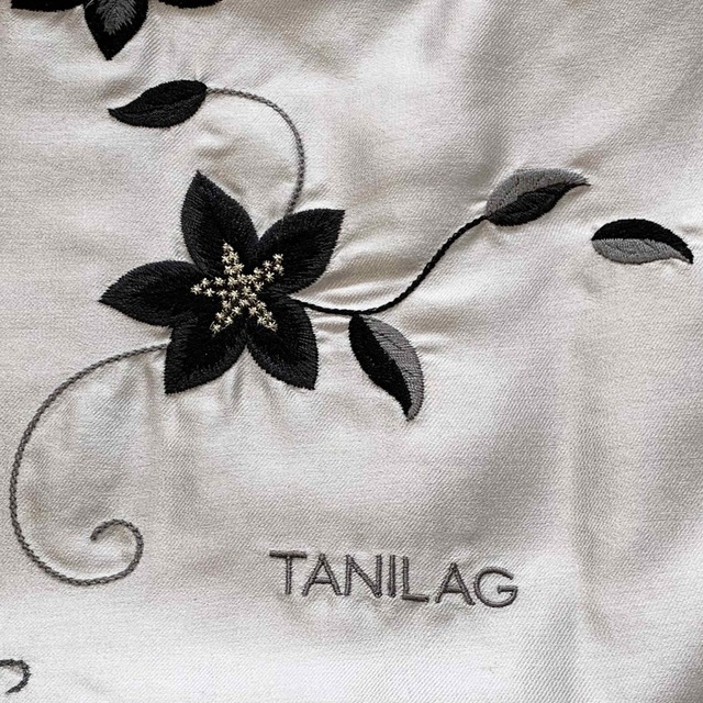 新品 TANILAG タニラグ シルク100% 大判ストール グレー×黒 刺繍 国内