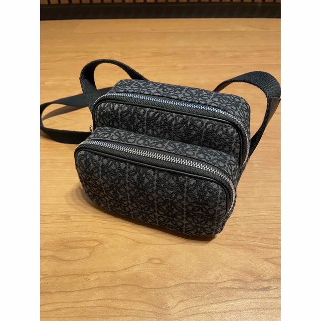 新品本物】 LOEWE - ロエベ カメラバッグ ショルダーバッグ - hesnor.com