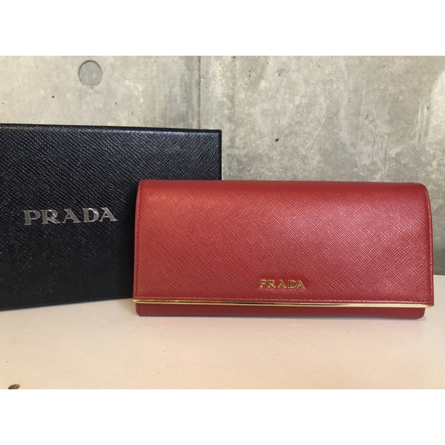 PRADA 赤　長財布ファッション小物