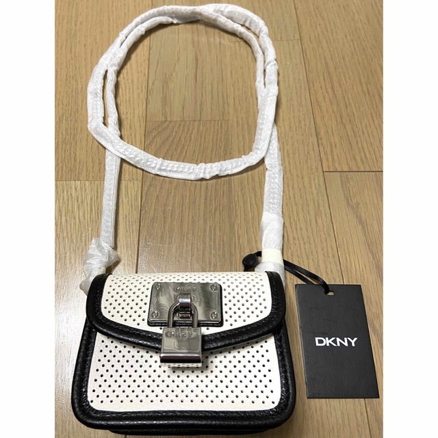 DKNY クロスボディー マイクロバッグ