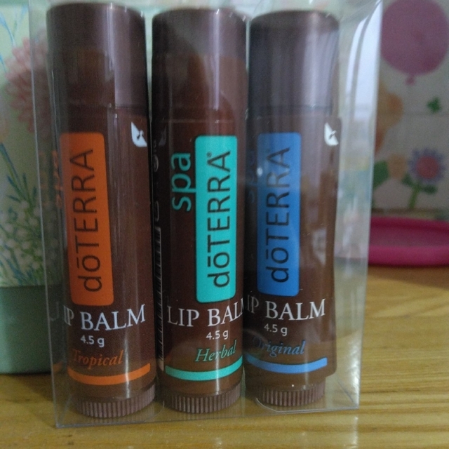 doTERRA(ドテラ)のドテラリップバーム3種セット! コスメ/美容のスキンケア/基礎化粧品(リップケア/リップクリーム)の商品写真