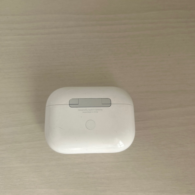 Apple(アップル)のApple AirPods Pro 充電ケースのみ 純正 第一世代 スマホ/家電/カメラのオーディオ機器(ヘッドフォン/イヤフォン)の商品写真