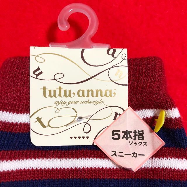 tutuanna(チュチュアンナ)の5本指ソックス4点／赤地ボーダー2点・わんこカラフルソックス白1点とピンク1点 コスメ/美容のボディケア(フットケア)の商品写真