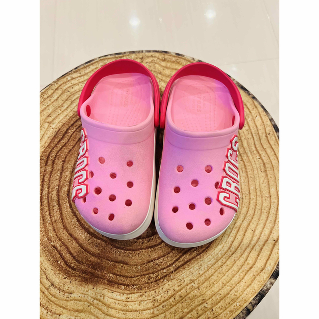 crocs(クロックス)の女児用サンダル（クロックス） キッズ/ベビー/マタニティのキッズ靴/シューズ(15cm~)(スニーカー)の商品写真