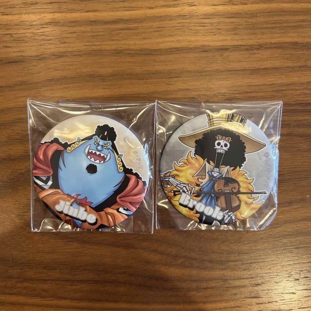 ONE PIECE(ワンピース)のワンピース　缶バッジ　じんべえ　ブルック エンタメ/ホビーのアニメグッズ(バッジ/ピンバッジ)の商品写真