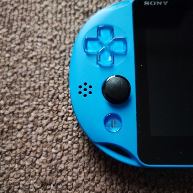 PlayStation Vita(プレイステーションヴィータ)のPlayStation®VitaPCH-2000ブルー＆4GBメモリーカード エンタメ/ホビーのゲームソフト/ゲーム機本体(携帯用ゲームソフト)の商品写真