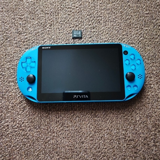PlayStation Vita(プレイステーションヴィータ)のPlayStation®VitaPCH-2000ブルー＆4GBメモリーカード エンタメ/ホビーのゲームソフト/ゲーム機本体(携帯用ゲームソフト)の商品写真