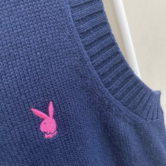 PLAYBOY(プレイボーイ)のPLAYBOY スクールベスト　紺色　(21日まで出品) レディースのトップス(ベスト/ジレ)の商品写真