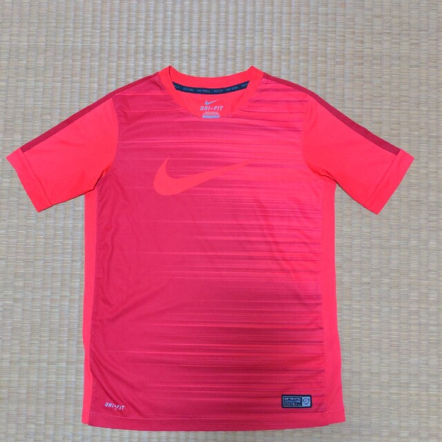 NIKE(ナイキ)のナイキ　サッカー練習着　子供Sサイズ スポーツ/アウトドアのサッカー/フットサル(その他)の商品写真