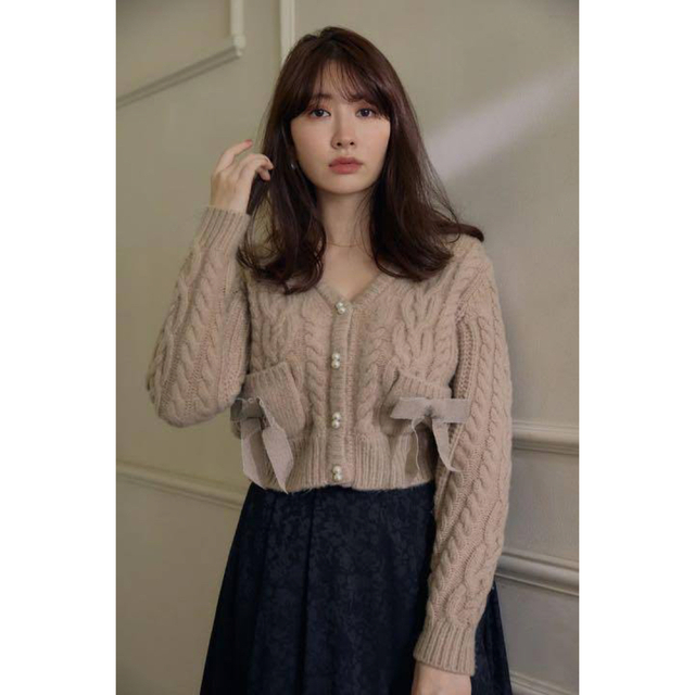 Her lip to(ハーリップトゥ)のHerlipto Double Bow Cable Knit Cardigan レディースのトップス(カーディガン)の商品写真