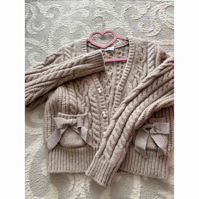 Her lip to(ハーリップトゥ)のHerlipto Double Bow Cable Knit Cardigan レディースのトップス(カーディガン)の商品写真