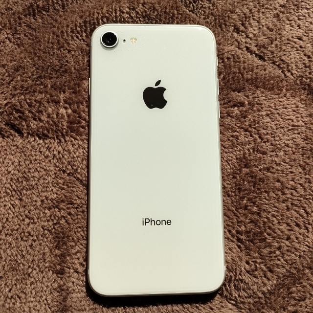 Apple(アップル)のiPhone8 64GB SIMロック解除（済） シルバー スマホ/家電/カメラのスマートフォン/携帯電話(スマートフォン本体)の商品写真