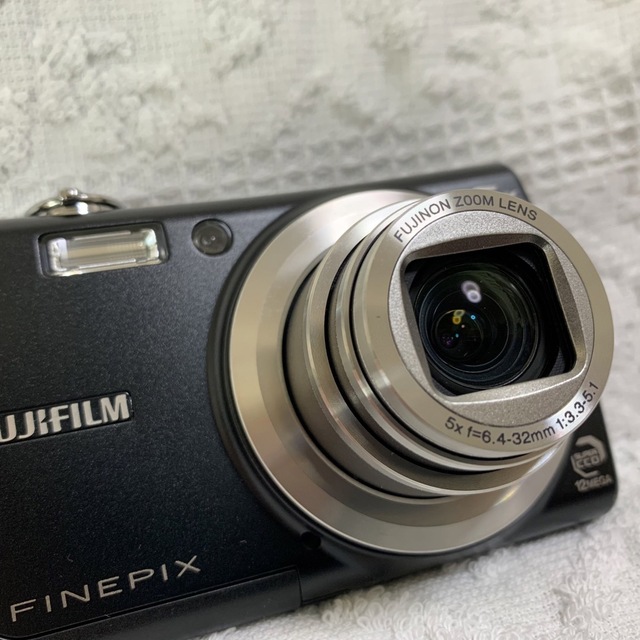 富士フイルム(フジフイルム)のFUJIFILM Finepix F100fd コンパクトデジカメ スマホ/家電/カメラのカメラ(コンパクトデジタルカメラ)の商品写真