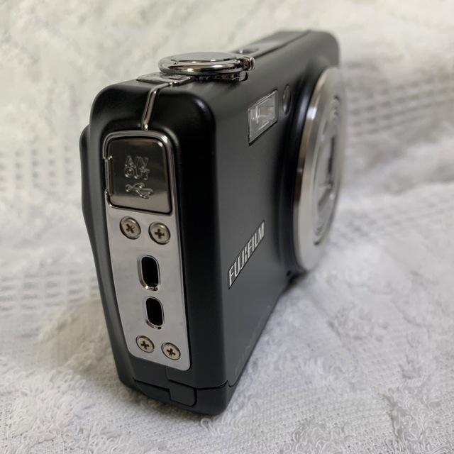 富士フイルム(フジフイルム)のFUJIFILM Finepix F100fd コンパクトデジカメ スマホ/家電/カメラのカメラ(コンパクトデジタルカメラ)の商品写真